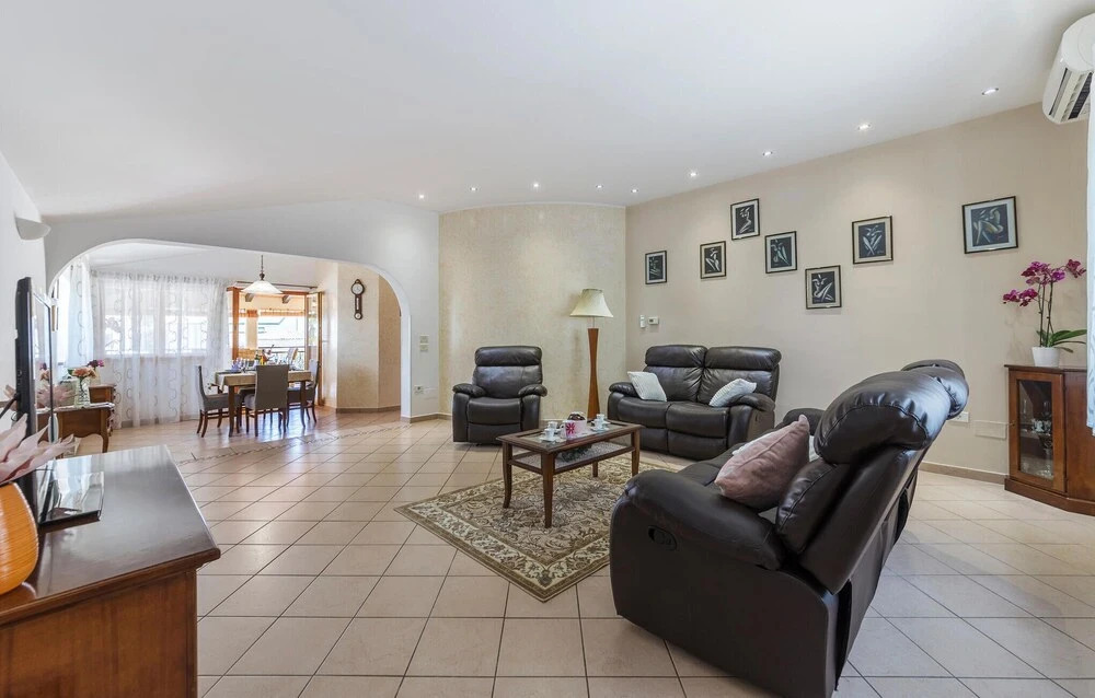 2 Bedroom Beach Front Home In Vabriga