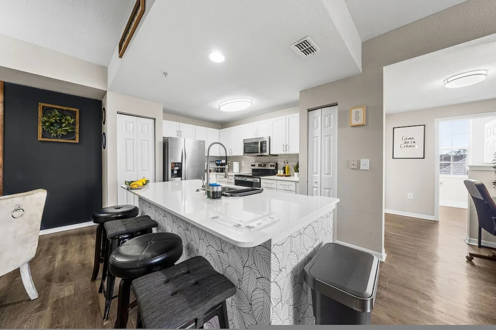 Modern 3BR 2BA Pools Gym Near Airport 5