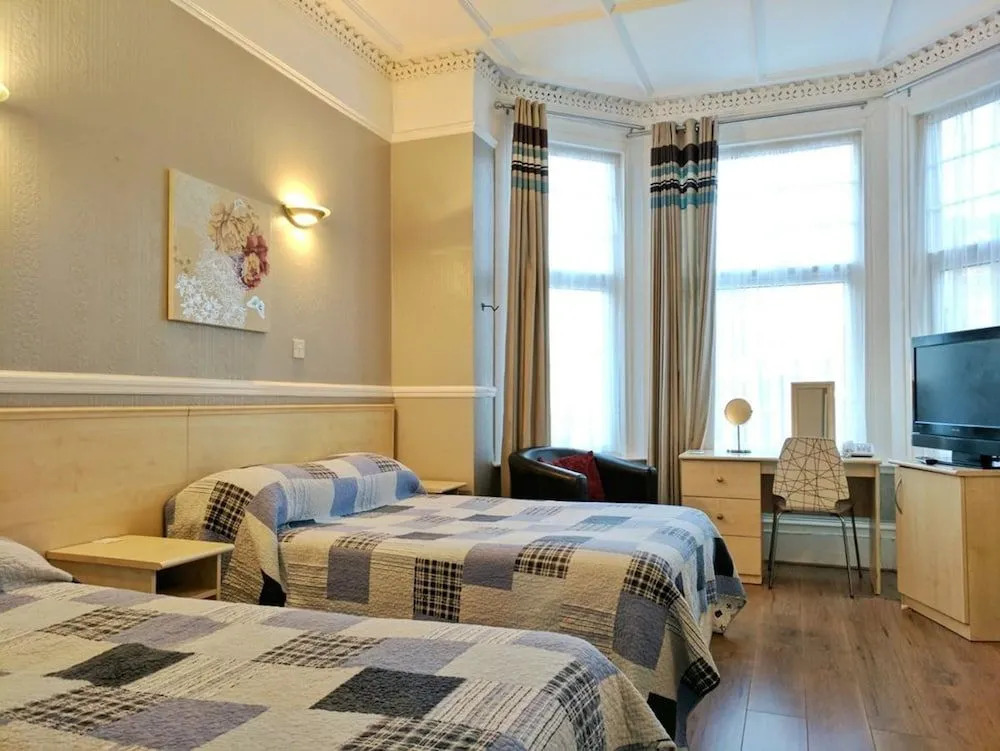 Avis Hotel
