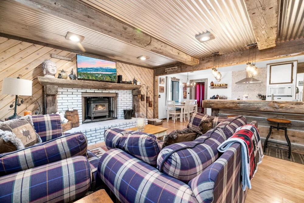 Mountain Time - Comfortable Cabin With Unique And Rustic Look! Ping Pong, Foosball In A Game Room! 3 Bedroom Cabin