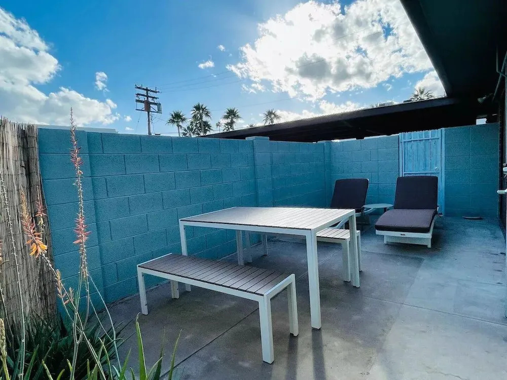 Walkable OTS Mid Century Condo-Pool