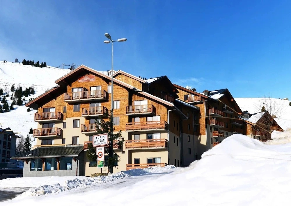 Chalet in Auris-en-oisans With Balcony Views