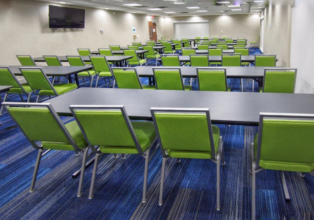 Holiday Inn Express & Suites Moore by IHG