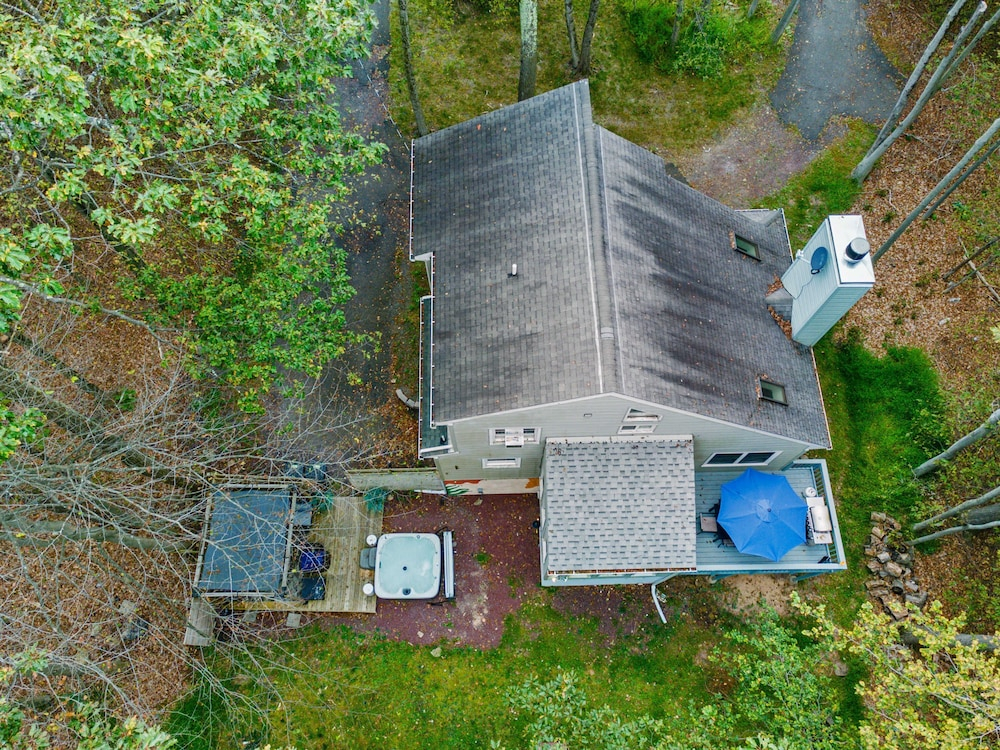 Charming Chalet w Hot Tub King Suite Dog Friendly