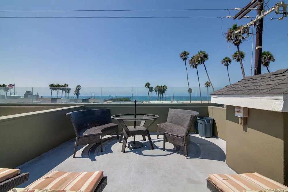 Ocean-view Oasis W/ Rooftop Deck - Steps To Beach 3 Bedroom Home