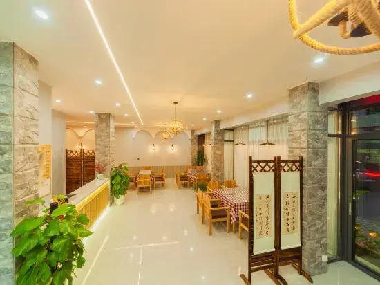 Huahaoyueyuan Inn (Danxia Mountain Scenic Area)