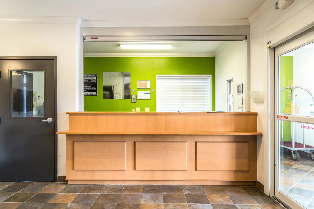 Oyo Townhouse Sulphur,LA Extended Stay I-10
