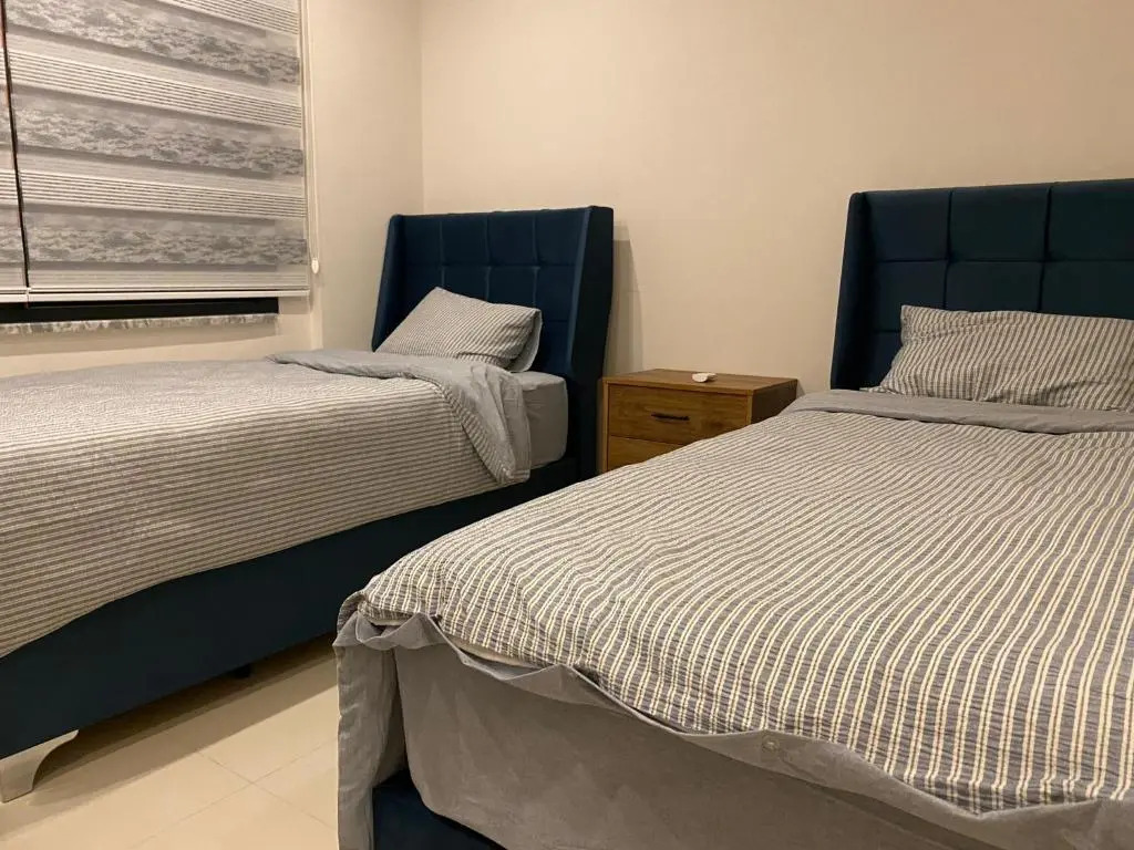 cozy 2 bedroom condo with pool and amenities