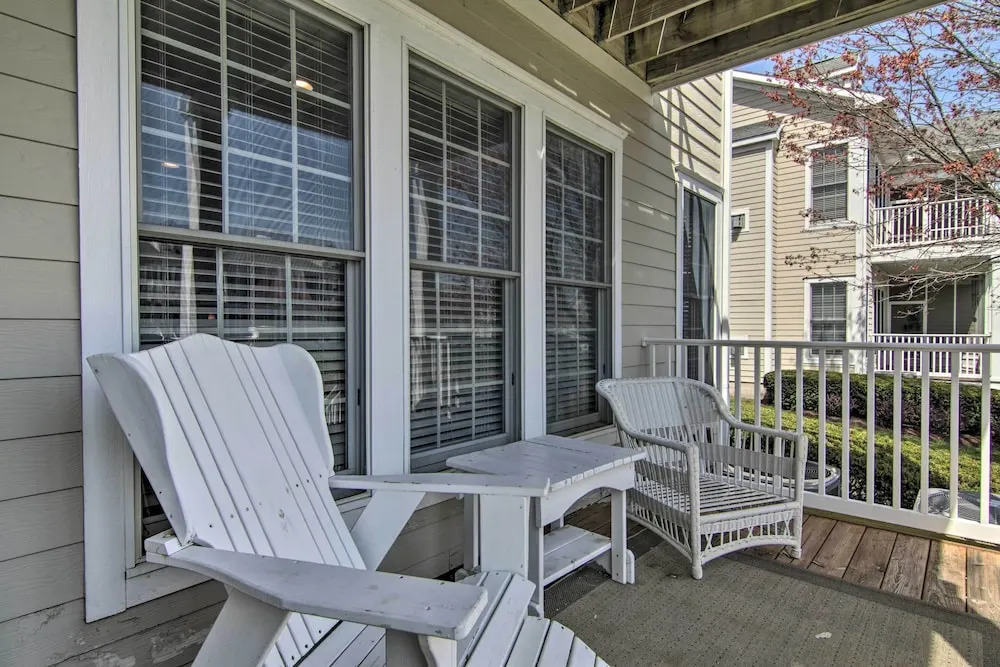 4 Mi to Bethany Beach: Sunny Escape w/ Porches!