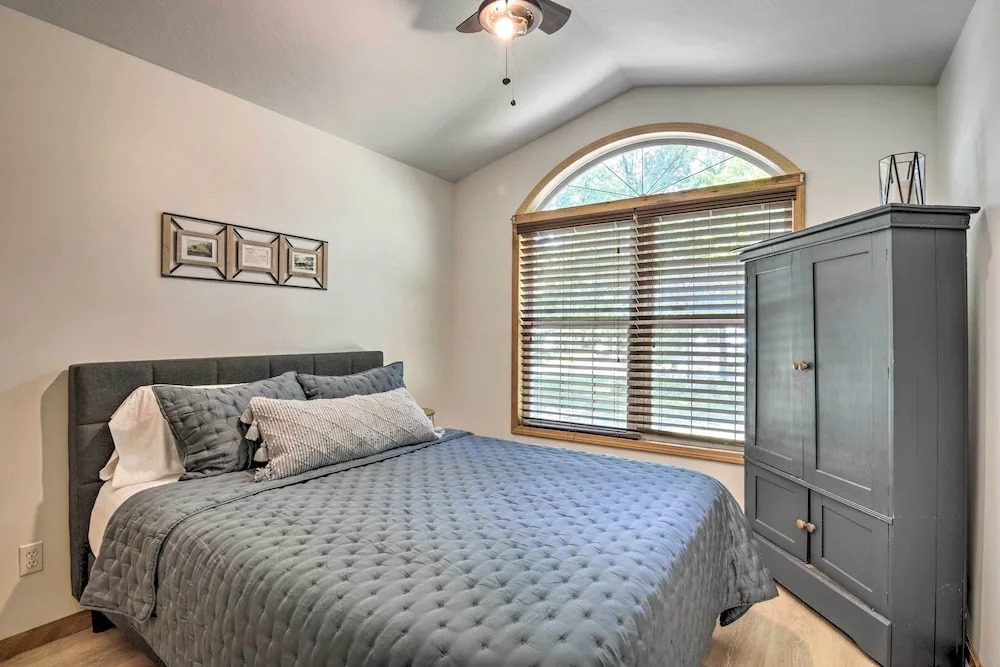 Upscale Family Cottage < 1 Mi to Higgins Lake