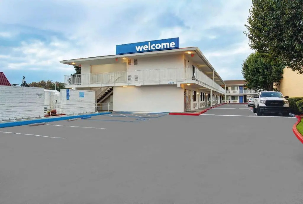 Super 8 by Wyndham Santa Clara