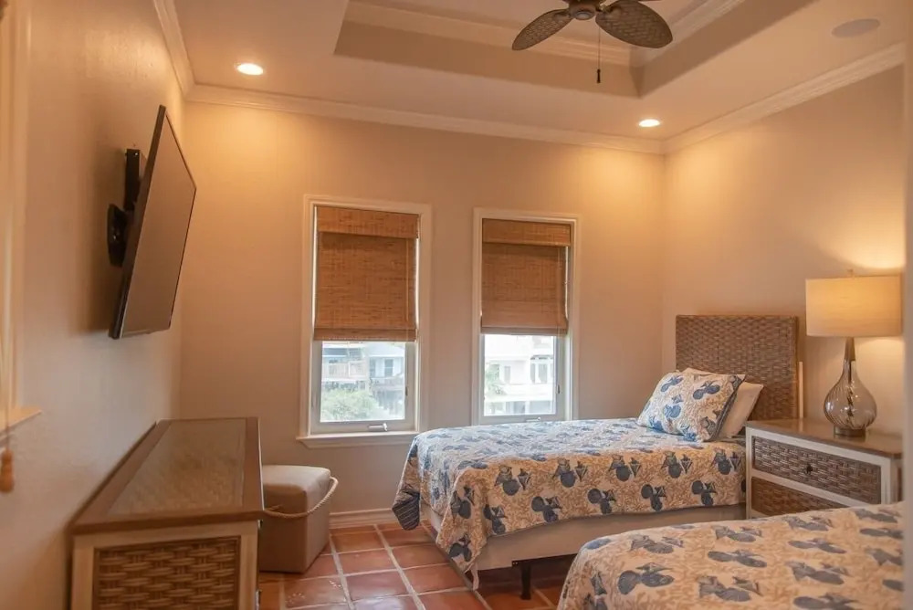 Salt and Horns - 4 Br Home