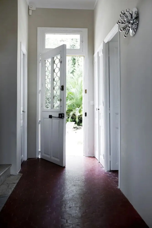 Fashionable House Flat with Garden