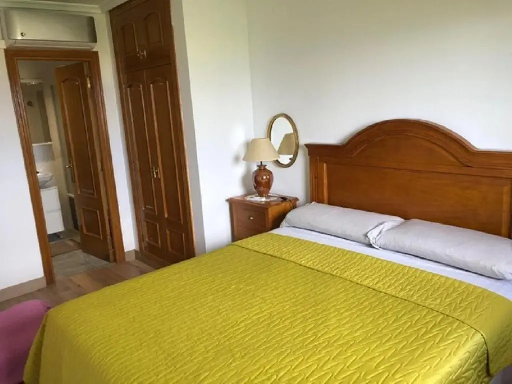 Valencia, Ideally Located 3Bed-2Bath Apart.Few Mints Walk From Beach,Pool,Shop.