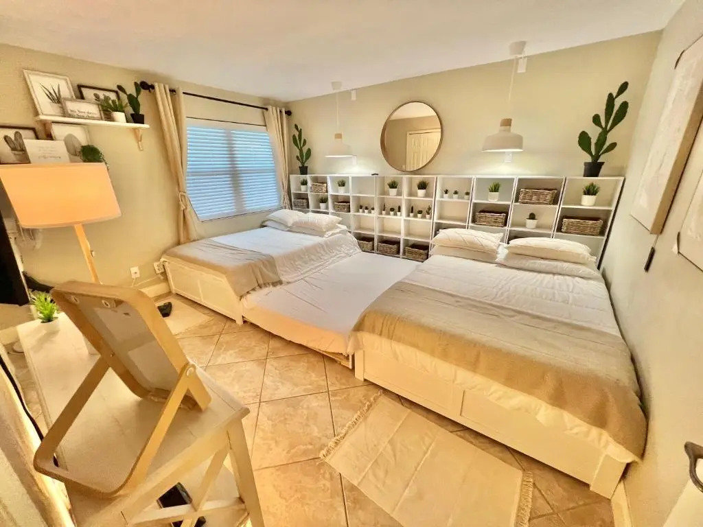 Lovely Ocean front for 5; It sleeps up to 12.