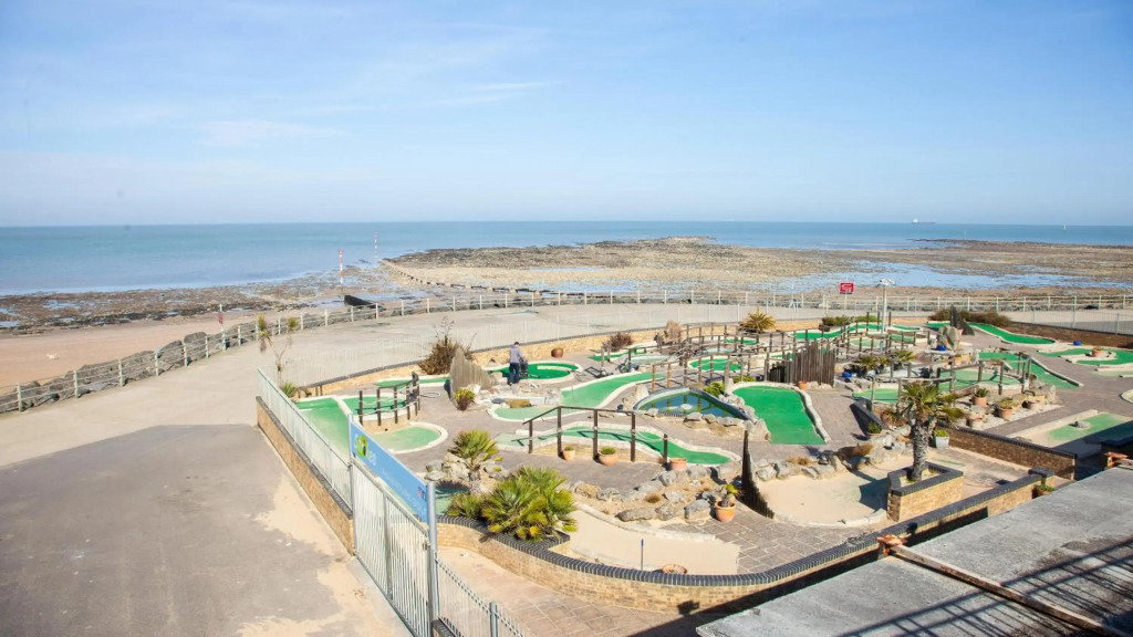 Seascape Retreat with Parking