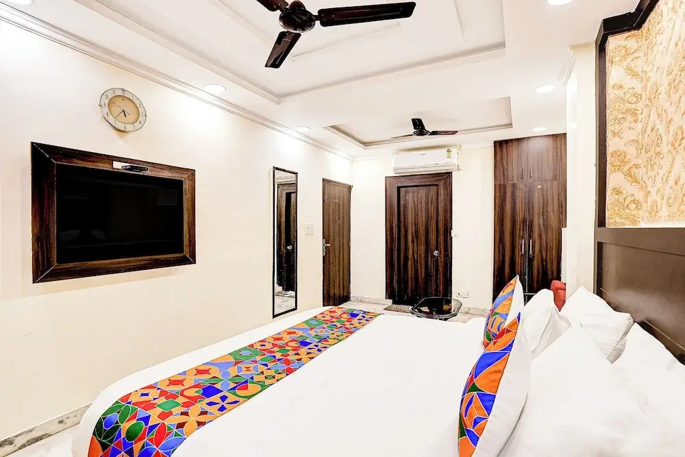 FabHotel Comfort Stay I - 700m from Metro Multispeciality Hospital Noida