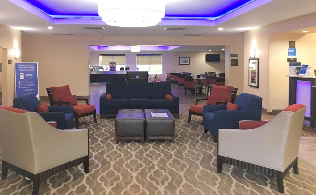Comfort Inn & Suites Near Six Flags & Medical Center