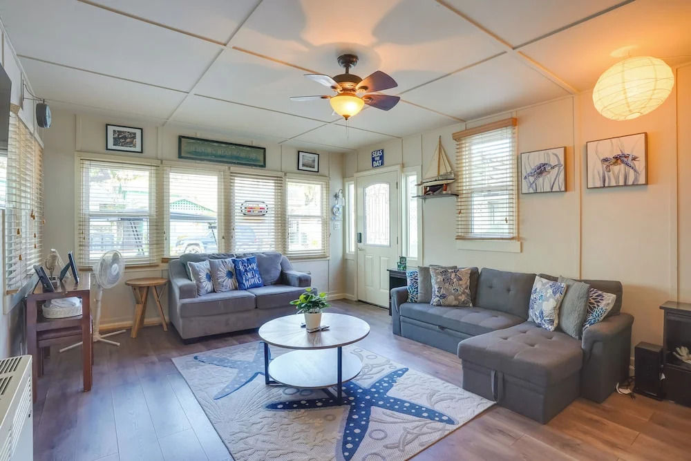 Steps to Beach & Bites: Catalina Island Retreat!