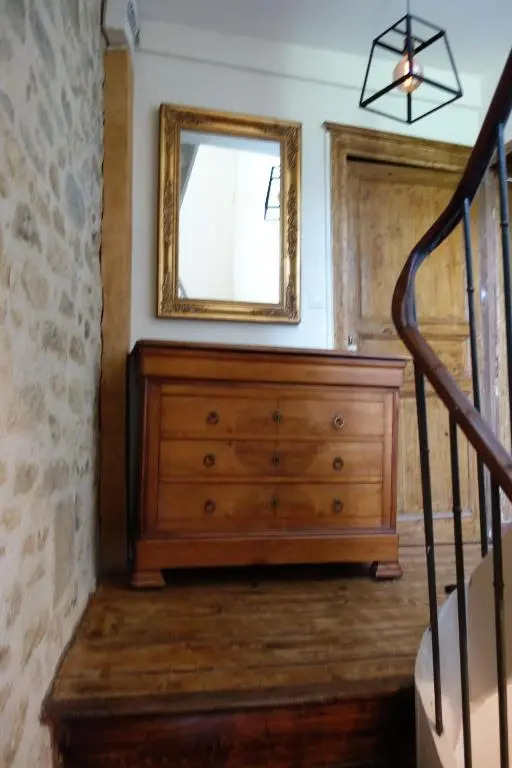 Apparts 17 avec cachet au centre petite citée de caractère