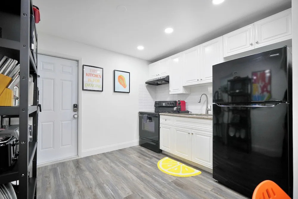 28 Guest - 4 Kitchens. Jungle Retreat in Heart Wynwood