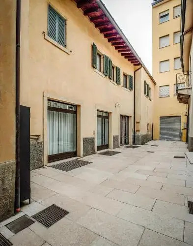 Arena Easy Suites Guesthouse