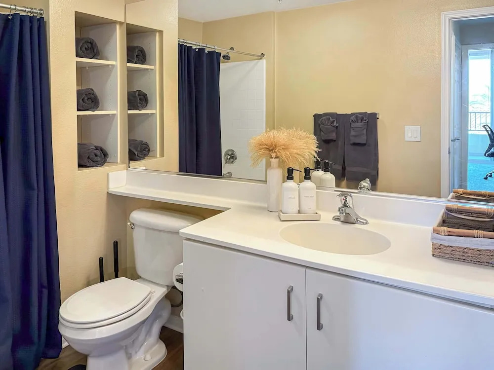 Charming 2BR Retreat Pool Gym 10min to Disneyland