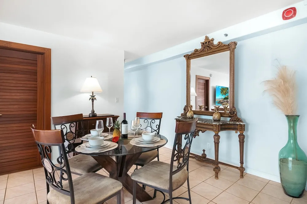 Waikiki Banyan Condo w/ King Bed & Parking, Near Beach