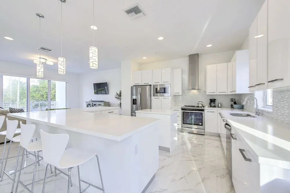 Tri-level Pompano Beach Townhouse by RedAwning