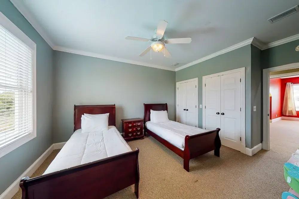 Fantastic Getaway With Private Pool, Deck, Game Room, AC & Fast Wifi