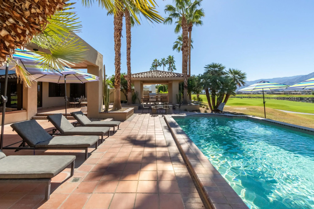 Moonshine by Avantstay Modern & Stylish Estate w/ Bar, Fire Pit & Hot Tub 5 bd