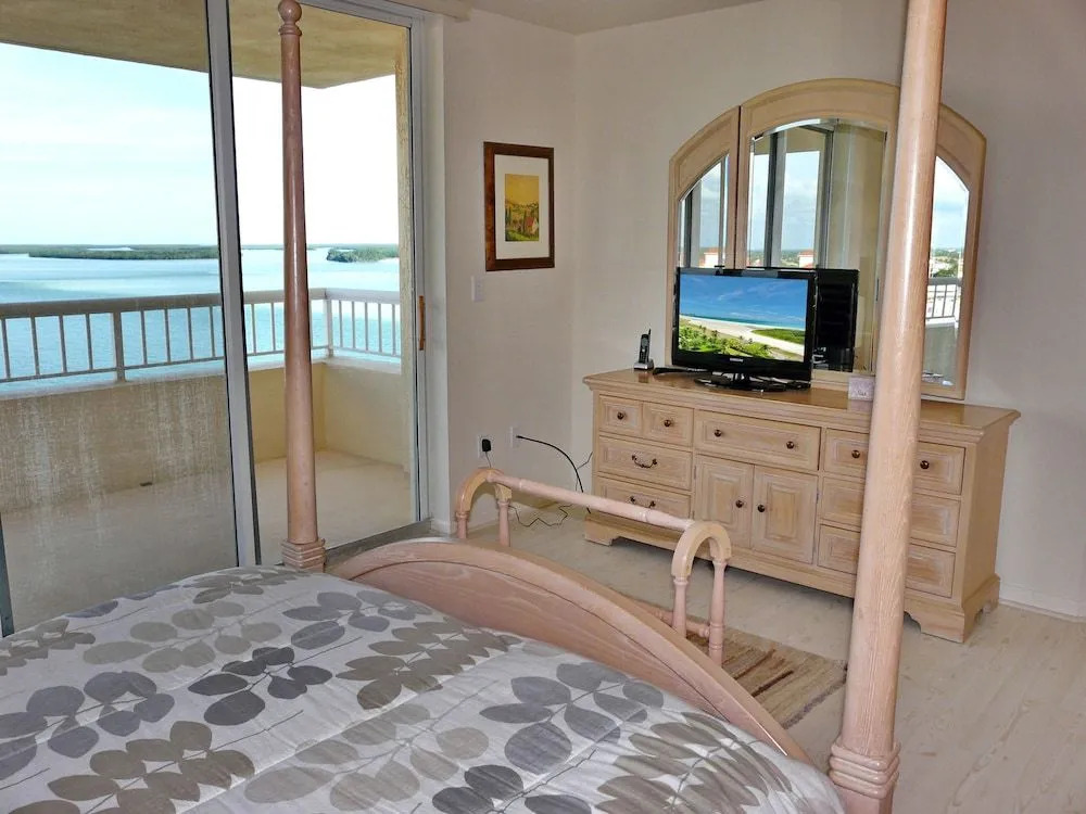 Top Floor Beachfront Condo With Ocean Views/pool/spa