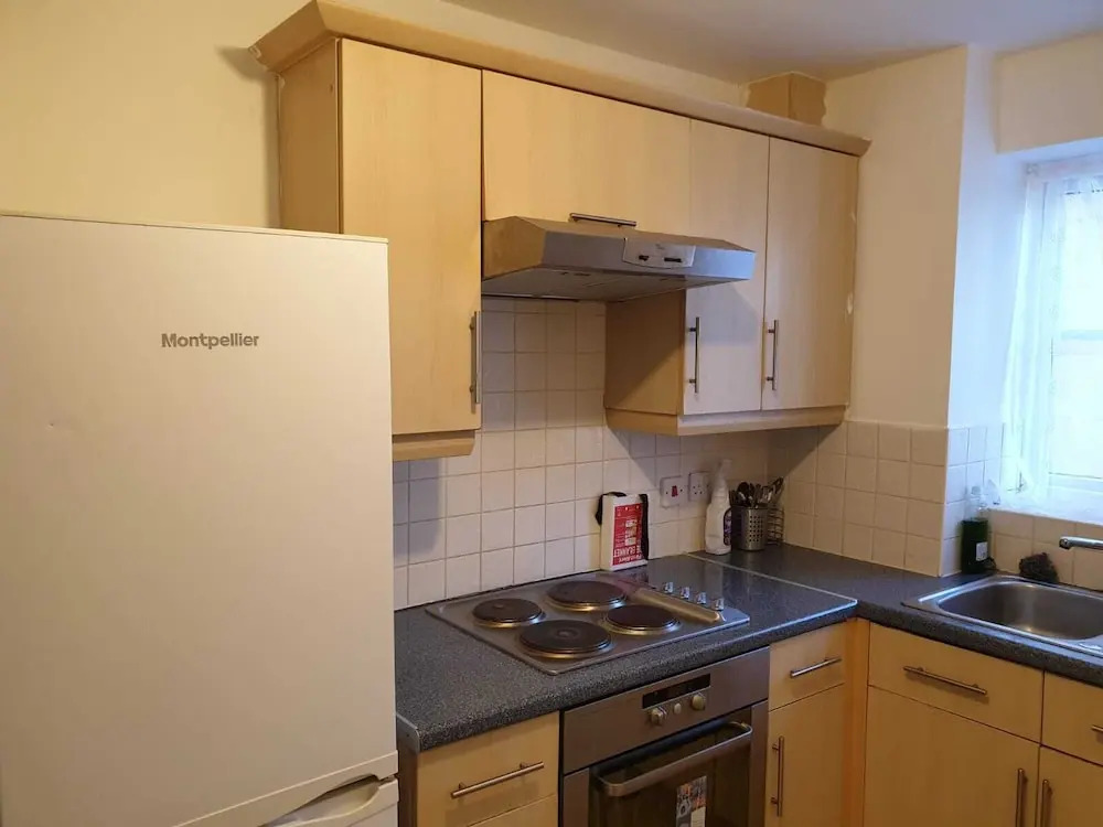2 Bed Apartment B70 off M6 With Free Parking