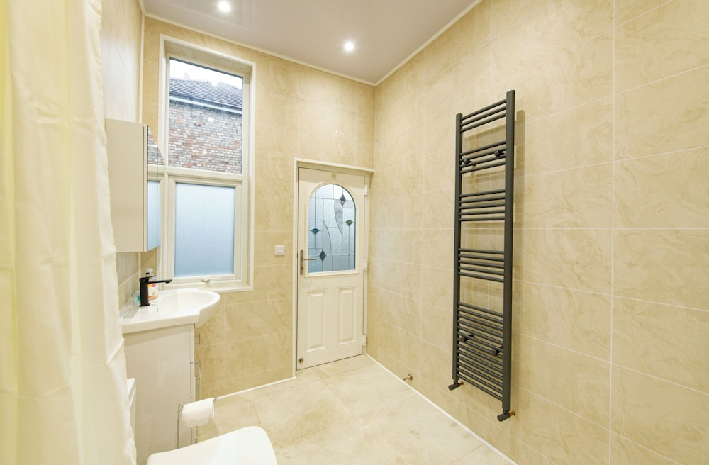 4-BR Liverpool House Free Parking