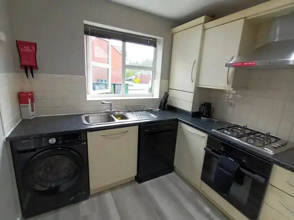 2 Bed House - Sleeps 6 - Parking - Wifi