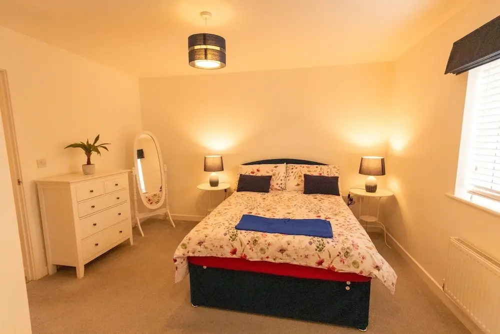 Swindon Cozy 2BR Retreat