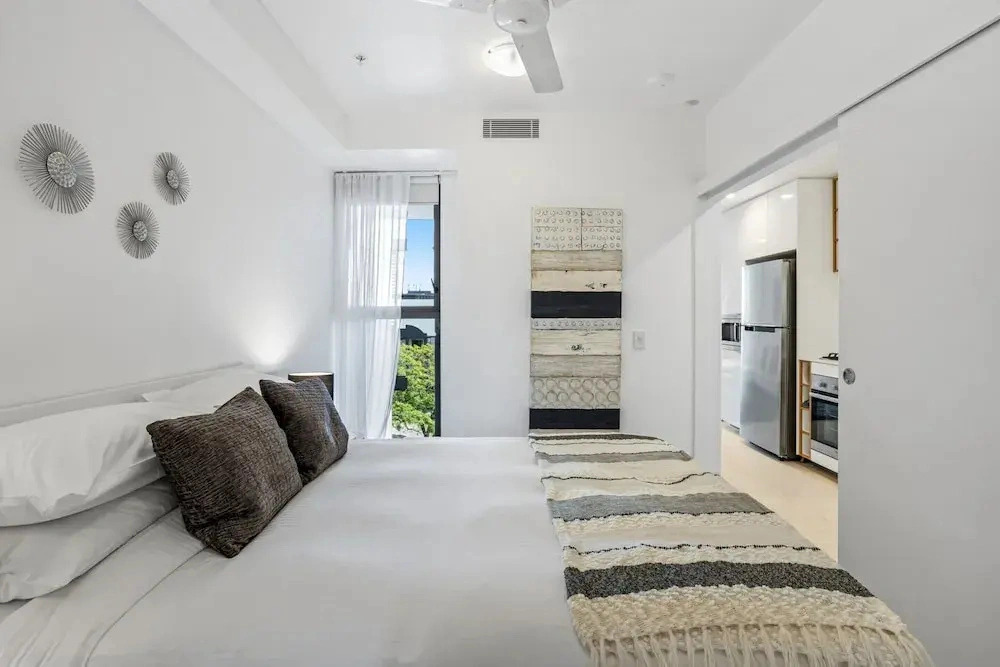 Stellar Location With Parking, Pool & Gym Access