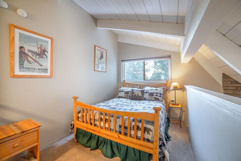 Remodeled Getaway W/ Spa, Walk To Ge! 2 Bedroom Home