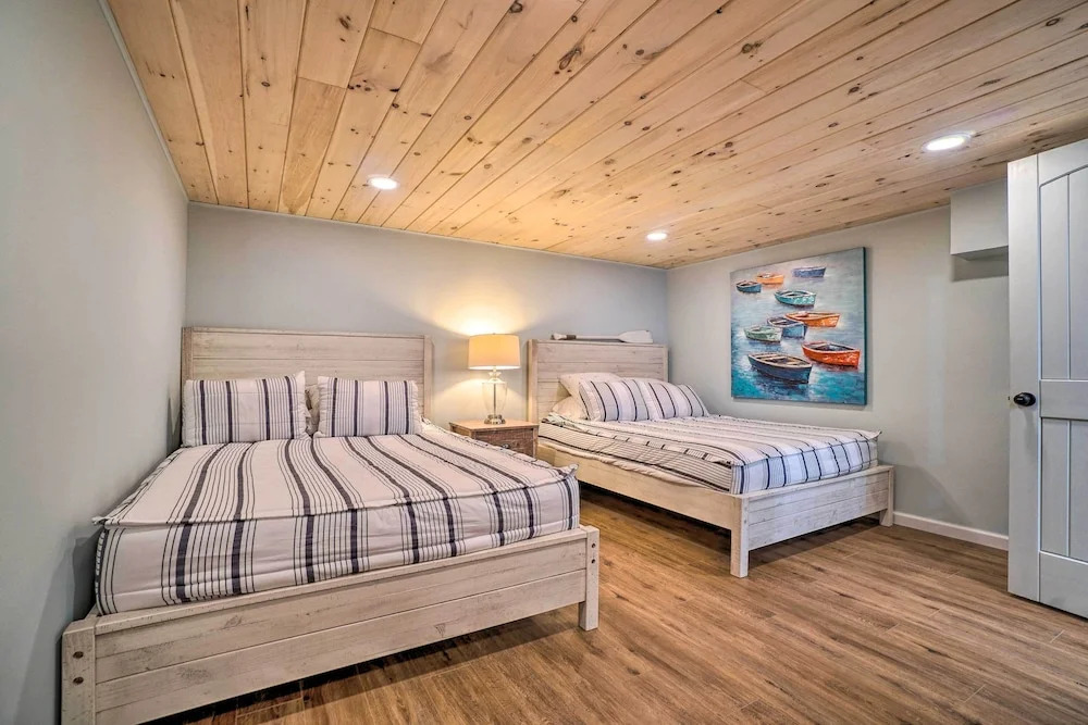 Hayesville Lake Getaway w/ Balcony & Mtn Views!