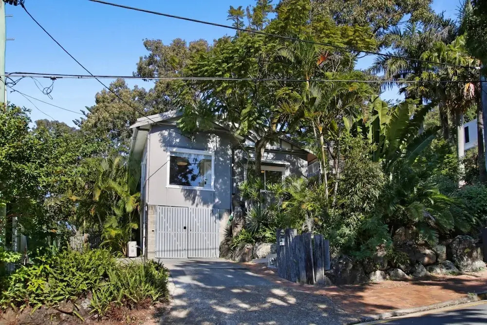 2-bed Beach House in Burleigh Heads Amidst Nature