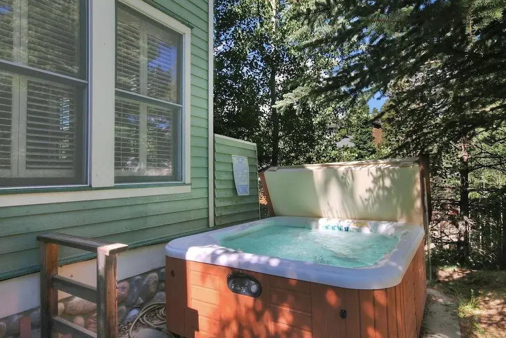 Bear Pine 4 Br home by RedAwning