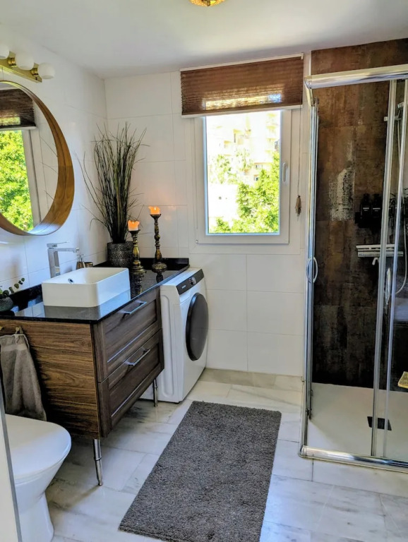Pin4.1 - Beachfront 1BR Near Port & Beach