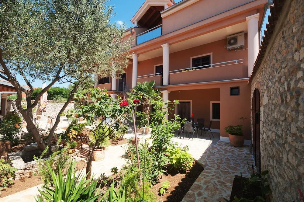 Ravelin Apartments