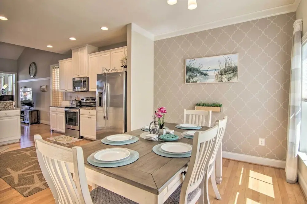 Resort Amenities & Screened Porch: Ocean View Home