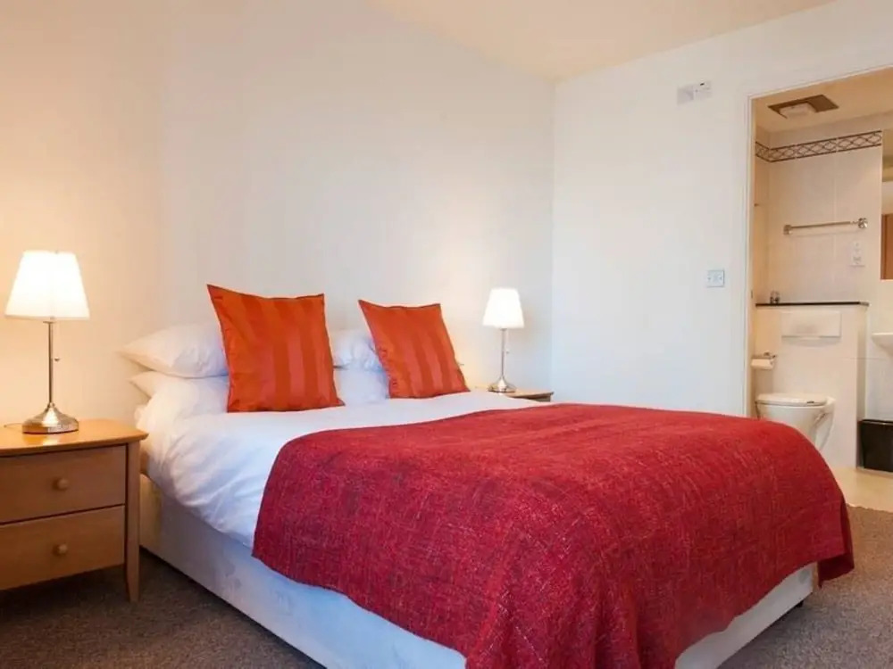 Sunny Apartment off Grand Canal Square Dublin 2