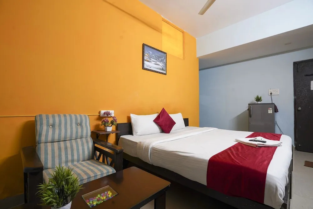 OYO 80454 Grand Aarvi Suites