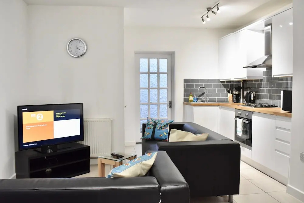 Modern 2 Bedroom House by the Station