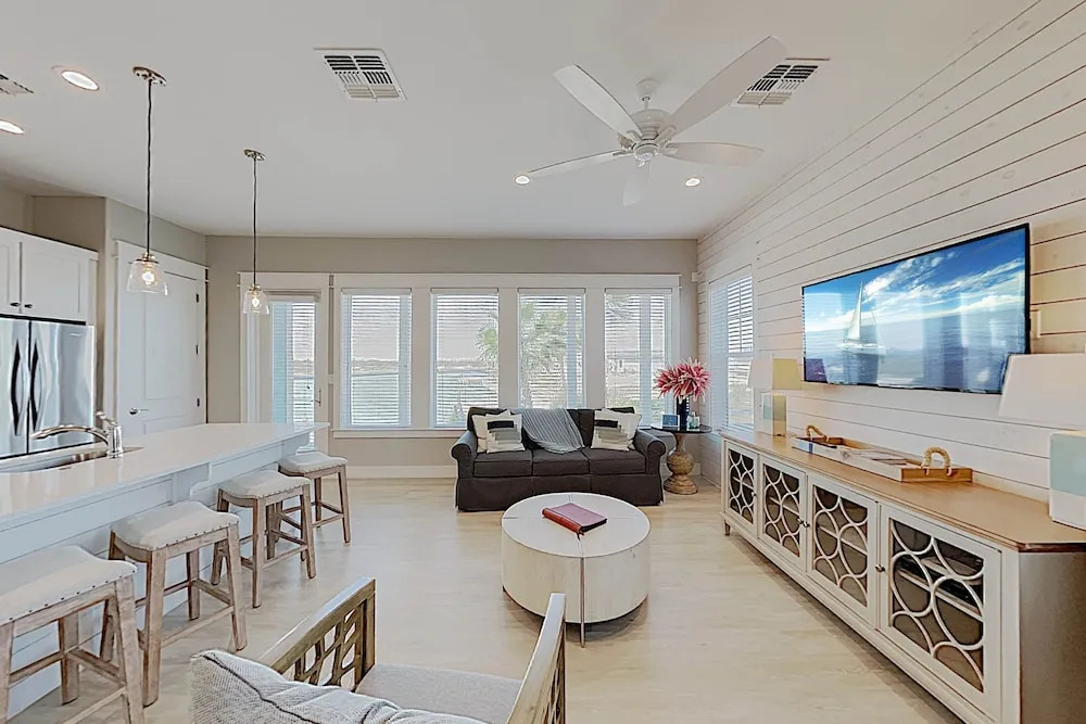 Bayfront 3br W/ Patio & Pool 3 Bedroom Condo