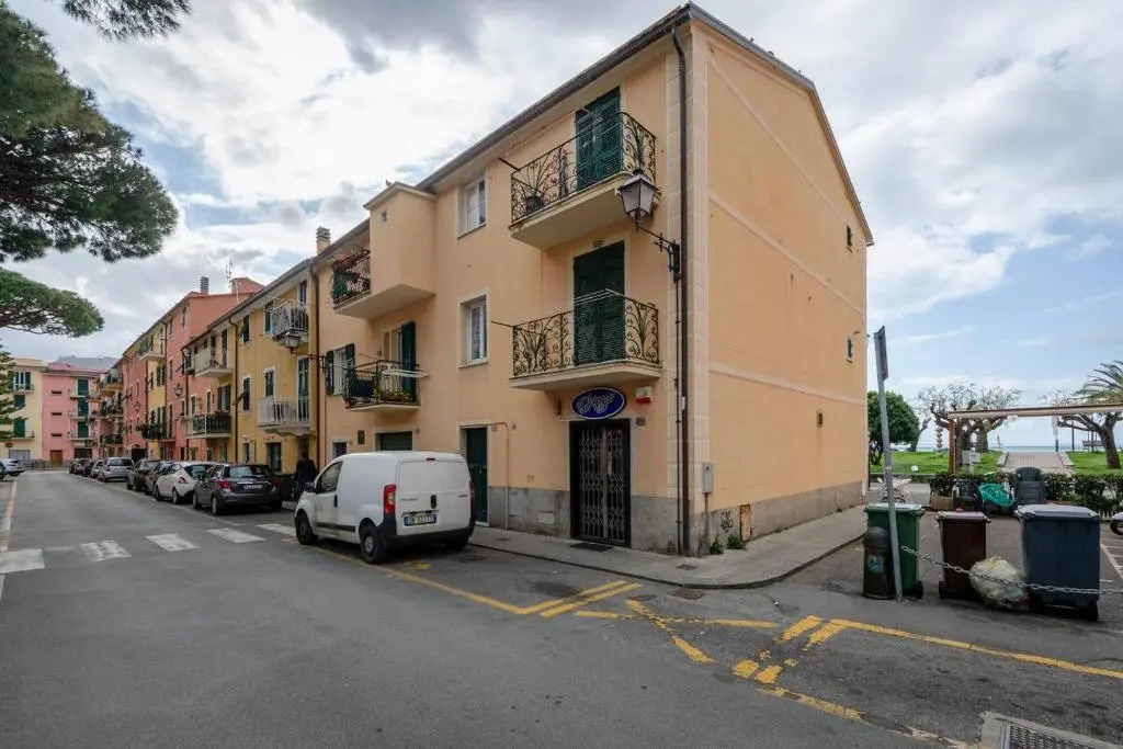 ALTIDO Lovely Apt for 4, with SeaView Moments from Beach