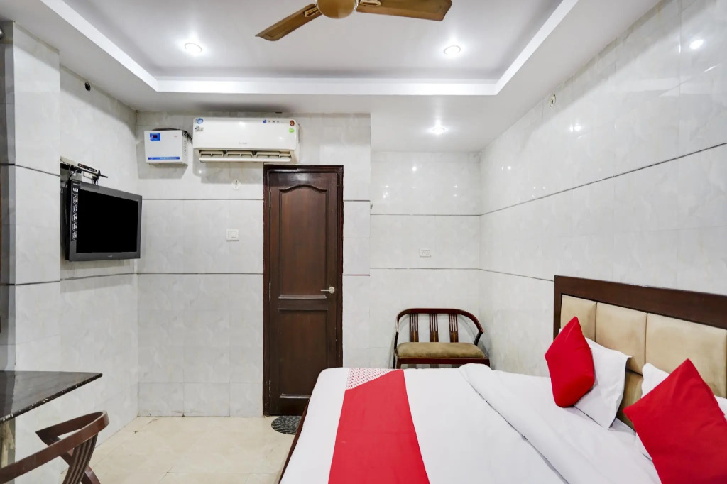 OYO 71043 Hotel Kingsman